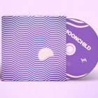 Text: "MOONCHILD." Eine CD und Hülle in lila mit wellenförmigem Muster und kreisförmigem Element.