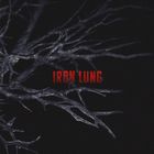 Text "IRON LUNG" in Rot, vor einem dunklen Hintergrund mit verzweigten, baumartigen Strukturen.