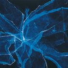 Abstrakte Darstellung mit blauen, zerklüfteten Mustern auf dunklem Hintergrund, die einer zerbrochenen Oberfläche ähneln.