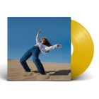 Keine Texte vorhanden. Eine Person steht in einer Wüstenlandschaft, in blauer Jeans und weißem Hemd. Gelbe Schallplatte daneben.