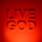 „LIVE GOD“ in erhabenen Buchstaben auf leuchtend rotem Hintergrund.