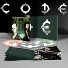 "Cabaret Voltaire: Code" steht auf einem Albumcover mit zwei Männern davor, umgeben von CDs und aufgeschlagenem Booklet.
