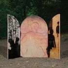 Triptychon mit unscharfem Engel in der Mitte, links schwarz-weiß, rechts eine Personensilhouette vor Mauer. Waldhintergrund.