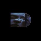 CD-Cover mit blau beleuchtetem Gesicht; rechts daneben die CD mit dunklem, wolkigem Design.