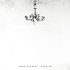 Text: "IRMIN SCHMIDT : REQUIEM". Ein Kronleuchter hängt vor einer verwitterten, weißen Wand.