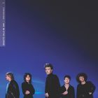 "BRIGITTE CALLS ME BABY / IRREVERSIBLE" links. Dunkler Himmel, fünf Personen in schwarzer Kleidung unten.