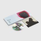 CD-Cover mit Trackliste, darauf ein Gesicht mit leuchtenden Augen. Daneben ein Booklet mit zwei Helmen und eine verpackte CD.