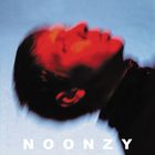 Der Text "NOONZY" steht unten. Eine Person, rot beleuchtet, schaut nach oben vor einem blauen Hintergrund.