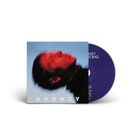 Text „NOONZY“ auf CD-Hülle, darüber ein rotes Gesicht zur Seite geneigt. CD rechts hat dunklen Hintergrund.