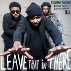Texte: "LEAVE THAT IN THERE" oben Namen: "SULLIVAN FORTNER T. ALLEN II K. GORDON". Drei Männer in dunkler Kleidung, frontal.