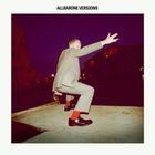 "ALLBARONE VERSIONS", ein Mann in Anzug mit roten Socken hockt auf einem Steg, gestikuliert, Hintergrund dunkel.