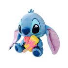 Eine blaue Plüschfigur mit großen Ohren hält ein buntes Eis in der Hand und hat einen fröhlichen Ausdruck.