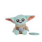 Plüschfigur eines niedlichen Wesens mit großen Augen, grüner Haut und großen Ohren, die in braune Kutte gekleidet ist.