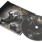 Vanir, Wyrd. Ein CD-Cover und -Disc mit einem medievalen Krieger auf einem Pferd in schwarz-weißer Illustration.