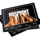 Text: "Black Oak County, Misprint". Aufdruck mit wellenartigem Hintergrund. Liste von 12 Musiktiteln, Logo einer CD.