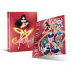 "Sailor Moon S" steht in elegantem Schriftzug. Illustration von Anime-Charakteren in bunten Kostümen auf rotem Hintergrund.