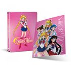 „Sailor Moon“ steht auf einem rosa Hintergrund. Fünf Figuren in Schuluniformen, alle in Heldinnen-Posen.