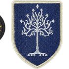 Drei Aufnäher: ein rotes, drachenähnliches Auge, ein stilisierter weißer Baum auf Blau und ein grünes Blatt.