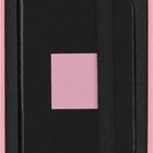 Ein schwarzes Notizbuch mit pinkem Quadrat und einem pinken Stift, verpackt in einer rosa Schachtel.