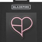 Text: "BLACKPINK", "MOLESKINE". Logo: Rosa Herz auf schwarzem Hintergrund in Verpackung.