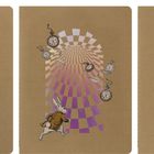 Illustration mit Alice, Kaninchen und verrücktem Hutmacher, umgeben von Uhren, Schmetterlingen und Teetassen vor spiralen Muster.