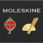 „MOLESKINE“ steht oben. Darunter eine rote Laterne und ein goldener Dim Sum mit Stäbchen.