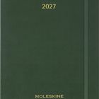 "2027" und "MOLESKINE" in Gold auf einem dunkelgrünen Notizbuch mit Gummiband an der Seite.
