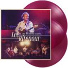 "Live at Ronnie Scott’s - Lee Ritenour." Ein Musiker spielt Gitarre auf einer Bühne, begleitet von einer Band.