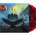 „In the Sign of the Ravens” in goldener Schrift. Illustration eines Raben und Krieger im Nebel. Rote CD mit keltischem Muster.