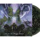 „King of the Distant Forest“. Illustration: Krieger auf Thron vor düsterem Wald, Blitze und Mond im Hintergrund.