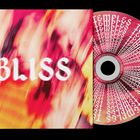 "BLISS" in weißer Schrift auf verschwommenem Hintergrund in Rot- und Gelbtönen, daneben eine CD.