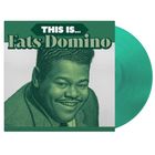 Text: "This is... Fats Domino". Illustration eines lächelnden Mannes in Grüntönen, mit einer grünen Vinyl-Schallplatte.