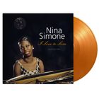Text: "Nina Simone", "I Love to Love", "An EP Selection". Eine lächelnde Frau bei einem Flügel. Orangefarbene Vinyl-Schallplatte.