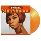 Aufschrift: "This is... Nina Simone". Eine Frau mit kurzem Haar und langen Ohrringen. Schallplatte in hellem Orange.
