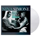 "NINA SIMONE sings DUKE Ellington. Schwarz-weiß Foto: Frau mit Mikrofon, Mann am Klavier."