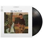 "Miles Davis / E.S.P." Eine Frau steht vor einem Mann, der an einem Baum lehnt. Bunte Wand im Hintergrund.