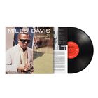 Text "MILES DAVIS AT NEWPORT 1958". Mann mit Sonnenbrille hält Kamera, daneben eine geöffnete Plattenhülle.
