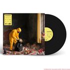 Text: "Amanda Bergman, embraced for a second as we die." Bild: Person im gelben Anzug mit Blumen und Müllsack.