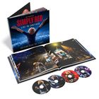 "40 Years of Simply Red: Live in Santiago" steht auf einem Albumcover. CDs und ein Fotobuch zeigen Konzertbilder.