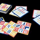 Text auf Karten: "Kann schwimmen im Chemieunterricht", "Im Garten das tut wen", "Typisch deutsch". Bunte Buchstabenkarten.