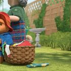 Text: „Thank you,“ sagte Paddington, „Perhaps I should just pass the washing to you?“ OUCH! BUZZZZZ...

Ein Bär mit rotem Hut hält sich schmerzhaft die Pfote im Garten, neben ihm ein Wäschekorb mit Kleidung.