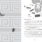 "A note from the Hero", "Hey there!", "THAT'S ME, THESEUS!" Text über Theseus, berühmter Held. Labyrinthmuster, Fledermausillustration.
