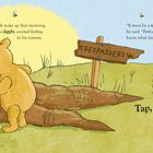 "Text: 'When Pooh woke up...' zeigt Winnie Puuh und Ferkel vor einer Baumtür mit Blumen und einem 'Trespassers' Schild."