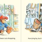 Ein Bär mit rotem Hut und blauer Jacke eilt mit einem Wagen vorbei, umgeben von zwei Kindern und Gegenständen.