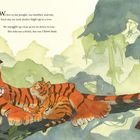 Text: "We live in the jungle, my mother and me..." Eine Illustration zeigt eine Tigerin und ihr Junges auf einem Baum im Dschungel.