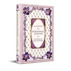„SEASONAL LIVING“ von SJ Axelby, ein Almanach für Haus und Garten. Blumenrahmen auf dem Cover, lila Akzente.