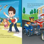 Links bildet Ryder mit vier Hunden ein Team. Rechts fahren sie in Fahrzeugen zur Rettungsmission.