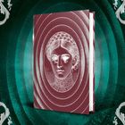 Ein stilisiertes Porträt einer Frau mit geflochtenem Haar auf einem Buchcover, umgeben von konzentrischen Kreisen.