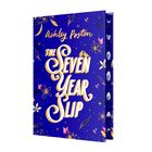 Text: „Ashley Poston THE SEVEN YEAR SLIP“. Blaues Cover mit Blumen, Monden und Sternen als Illustrationen.