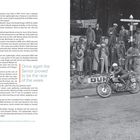 Links Text über Motorradrennen, Jahr 1937, Fahrer und Ergebnisse. Rechts Foto mit Rennszene, Zuschauer, Motorräder 19 und 24.